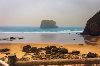 &nbsp; / Playa de la Ballota lloviendo.