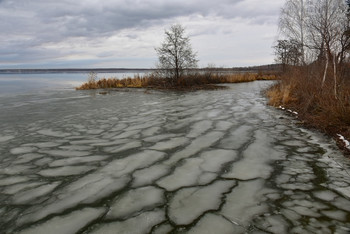 Первый лёд / Южный Урал. Озеро Силач. &quot;Сначала блинчики, а потом уж пироги&quot;- сказала Зима, заглядывая в двери.