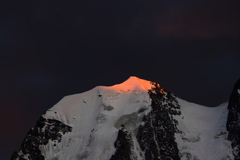 Близится вечер. / Волшебный блик заходящего солнца на вершине горы Сказка (3500 м). Алтай. Шавлинские озера начало сентября.