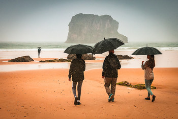 &nbsp; / Playa de la Ballota lloviendo