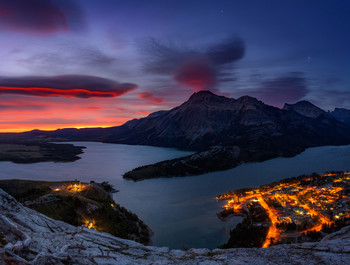 WATERTON LAKE / Озеро на границе США и Канады в национальном парке Waterton