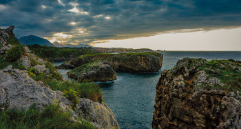 &nbsp; / Entrantes y islotes del mar Cantábrico al fondo el pueblo de LLanes, Asturias