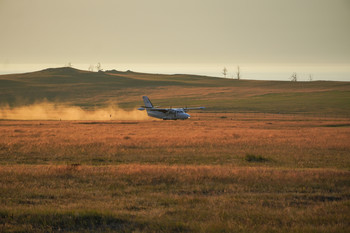 L-410 на Ольхоне / Посадка L-410 на посадочной площадке Харанцы на острове Ольхон. Снято на Sony A6400+SEL18135