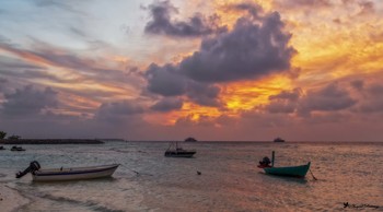 Закаты на Мальдивах / Закат на Мальдивах – это необыкновенная красота природы, которая не может никого оставить равнодушным. Наблюдение за садящимся в море солнцем может стать лучшим лекарством от стресса будней.