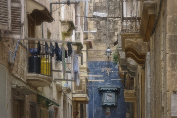 Где вы сохните бельё? / Здрасьте Вам через окно,
Где вы сохните белье?
На вировке, у духовки,
Шоб не слямзили воровки...
И чуть - чуть на чегдаке,
Было шоб на ветерке...