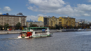 Корабль на колесной тяге / Вдоль Французской набережной