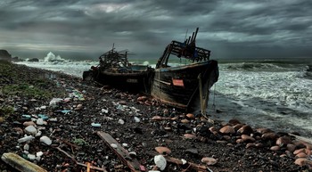 Коррраблекрушение! / Северокорейские шаланды, выброшенные штормом на берег.