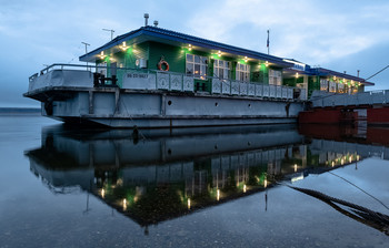 Пристань г. Енисейска. / У Енисея и Енисейска есть своя магия, свой колорит. Величие реки и провинциальная тишина города, красота церквей.С 2019 года район пристани стал лучшим местом отдыха в городе, благодаря построенной аллее, памятнику основателям города и восстановленному собору.Ранним утром еще можно застать освещение.