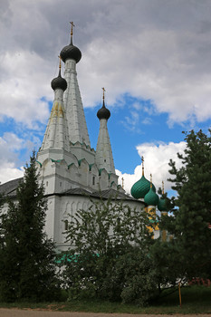 О трёх головах / &quot;Дивная&quot; Успенская церковь в Алексеевском монастыре Углича.