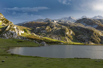 День клонился к закату / На севере Испании находятся Кантабрийские горы. Жемчужиной этой горной системы является созданный в 1995 году Национальный парк Пики Европы. Это же название имеет и горный хребет.