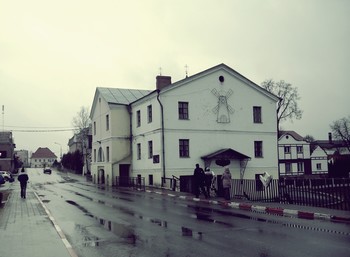после дождя / здание бывшей мельницы в городе Поставы