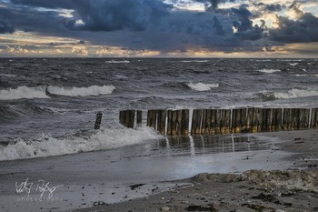 &nbsp; / Ein verlassener Strand am Herbst.