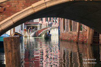 В Венеции (2) / Гондола под мостиком в Венеции