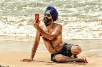Селфи / штат индия северное гоа аравийское море шейк форт Агуага пляж мелкий чистый песок чалма индус телефон селфи