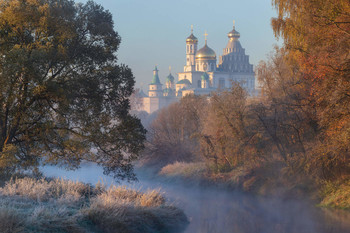 Осеннее утро на Истре / Истра с видом на Воскресенский Ново - Иерусалимский монастырь (17 век) Московская область