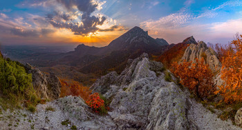 Осенний вечер на Козьих скалах / Козьи скалы – одна из вершин горы Бештау ( Кавказские Минеральные Воды). По сути это хребет из причудливых скал самой разнообразной формы. Высота Козьих скал в самой верхней точке 1157 метров.