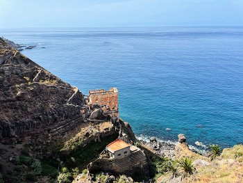 &nbsp; / Ocean and stunning ruin.