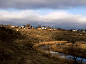 Высокий берег / Поворот реки, дома,тень,небо