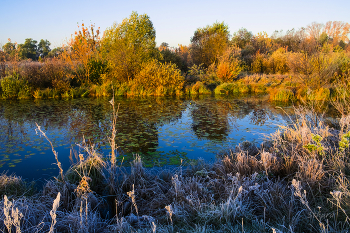 Осень встречается с зимой. / Озеро Сосновое.