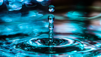 &nbsp; / Salpicadura de agua con reflejos de colores