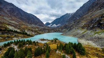 Куйгук / Озеро на высоте чуть выше 2000 метров. Образовано тающими ледниками Катунскуго хребта.