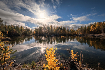 Осень в кемской волости / Погожий солнечный день радовал красками на маленьком озерце недалеко от Кеми.