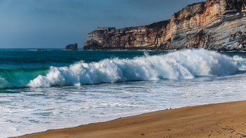 &nbsp; / Mar y castillo en Nazaré-Portugal