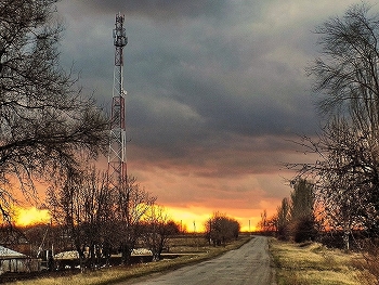 Закат не летний... / Дорога, деревья,вышка,небо