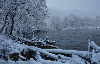 белая река / Река Сучан...........первый снег, вечер.