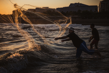 Закинули они невод в море. They threw a seine into the sea. / Фотография была сделана на одном из курортов Турции. Каждый вечер двое рыбаков приходили на дикий пляж и ловили сетями рыбу.