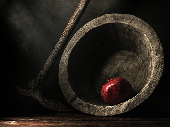 Plate end Hoe / Rustic still life with wooden plate and old hoe in low key
Деревенский натюрморт с деревянной тарелкой и старой мотыгой в низком ключе