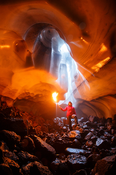 Призрак ледяной пещеры / Ледяная пещера на склоне вулкана Мутновский. Небольшой ручей, бегущий по поверхности ледника, пробил вертикальную шахту сквозь свод пещеры. Которая во мраке напоминает призрака.