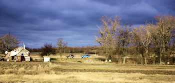 В село,,, / Облака, голые деревья, первый дом, два авто