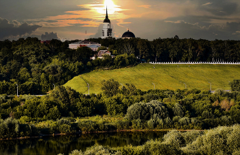 НА реке Оке,на горе высоко-стоит град Калуга. / Калуга. Вид на городской парк и Свято-Троицкий собор