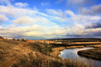 Поворот реки6 / Река,спуск,дома,облака