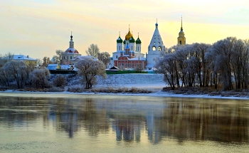 На берегу / Коломенский Кремль