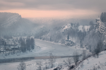 Короткий день декабря / В декабре на Урале солнце появляется не несколько часов, чтобы немного подняться над горизонтом и попытаться осветить мир, если повелитель облаков позволит это сделать.