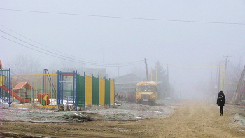 Туман / Улица,детская площадка, автобус,школьница