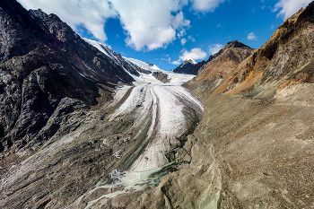 Большой Актру / Ледник Большой Актру, заканчивается на высоте ~2600 мну. Вдали самый высокий пик Северо-Чуйского хребта - Актру 4075 мну.