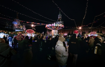 Гуляния возле Кремля / Кремль