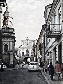 ВИЛЬНЮС / Слева костёл св. Терезы, прямо - святые ворота с надвратной часовней. Съёмка 1974 г.