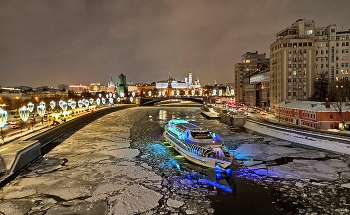 На реке навигация, на носу - Новый Год... / Москва река, вид с Патриаршего мостика.