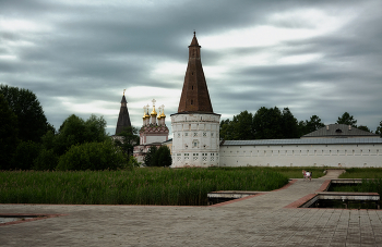 У стен монастыря / лето, Подмосковье, Иосифо-Волоцкий монастырь