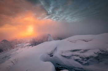 Рассвет у старых скал / Солнце сквозь низкие облака подсветило древние камни седого Урала, очередной раз за тысячи веков.