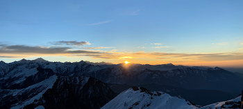 Kedarkantha Peak / Mesmerising sunrise from Kedarkantha Peak.

Mountain Range- Himalayan Range
Altitude- 12500ft
Temperature- -15°C