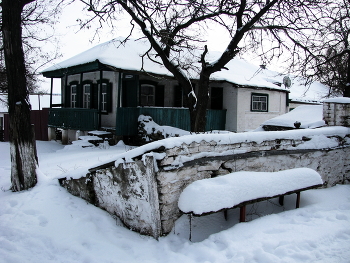 После снегопада / Сельский дом в снегу