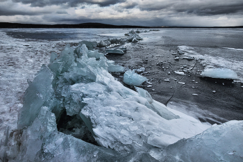 Лёд Синары / Южный Урал. Озеро Синара. Начало ледостава. Накануне были морозы и, казалось, что озеро замёрзло. Но неожиданно пришла оттепель и лёд начал таять. Ветер погнал ещё не установившийся лёд на берег и &quot;выросли&quot; торосы.
