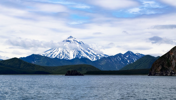 Вилючинский 3 / Летний пейзаж с вулканом, снятый с судна.