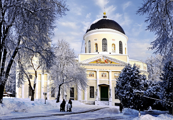 В городском парке. / Кафедральный Свято-Троицкий собор в Калуге.Собор был посвящен победе России над Наполеоном и освещен в 1815 году.