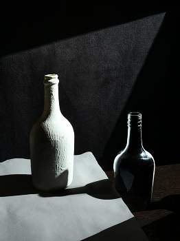ностальгия / бутылки чёрно-белое натюрморт